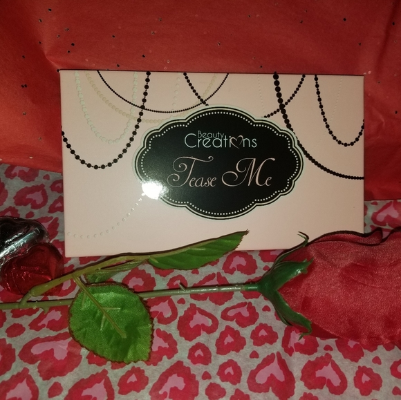 Eye shadow palette - Picture 1 of 4